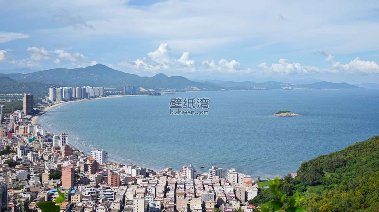 沿海城市风光，高楼林立与碧海蓝天相映成趣