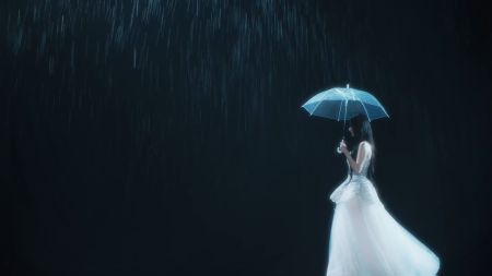 王楚然穿着白色裙子在雨中撑伞，雨中撑伞的女子，黑色背景图片壁纸