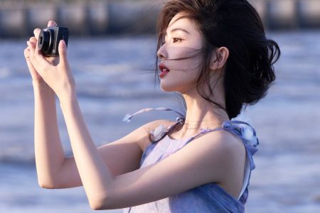 清新 相机美女 自然 蓝裙 风吹头发 4K壁纸